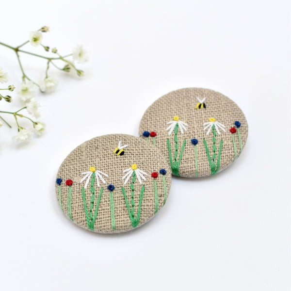 Embroidered badge with flowers and bee, floral pin badge handmade by Stitch Galore 