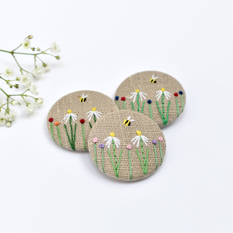 Flower badge, embroidered badge with daisies, flowers and bee handmade by Stitch Galore 